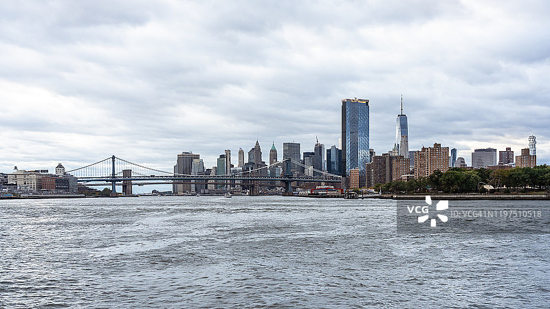 纽约东河与曼哈顿下城天际线图片素材