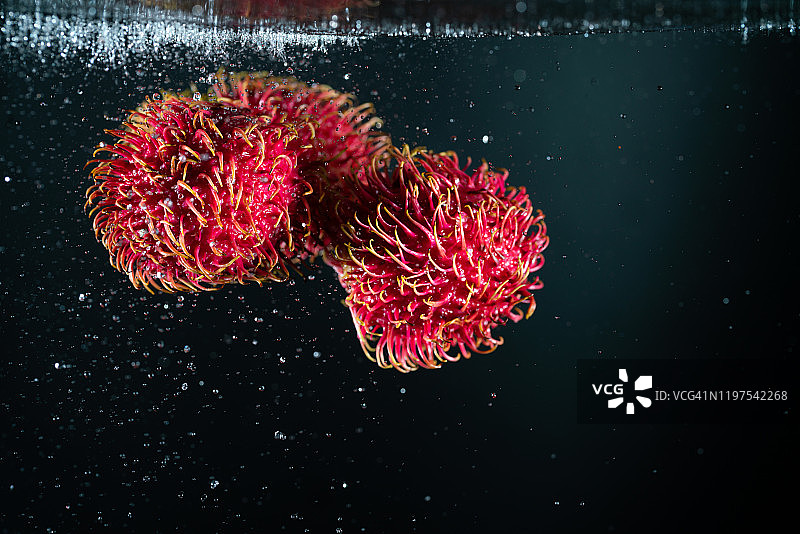 高速摄影捕捉到的半空中飞舞的红毛丹图片素材