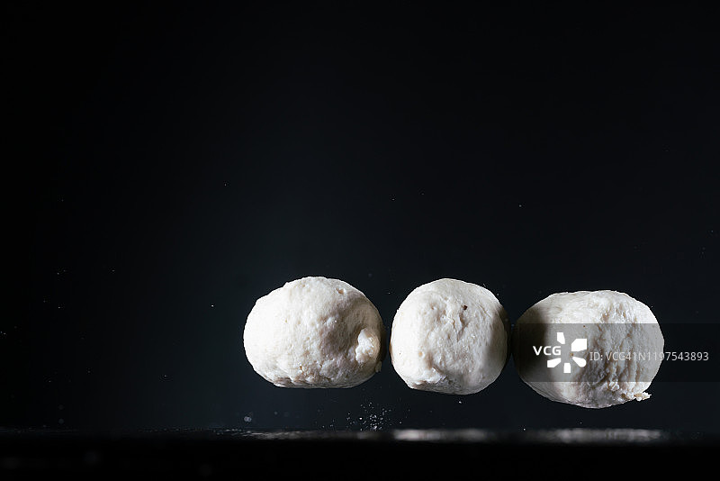 高速摄影下的鱼丸图片素材