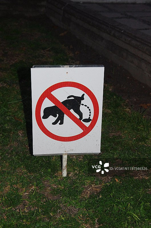 禁止宠物狗在草坪上小便的标志图片素材