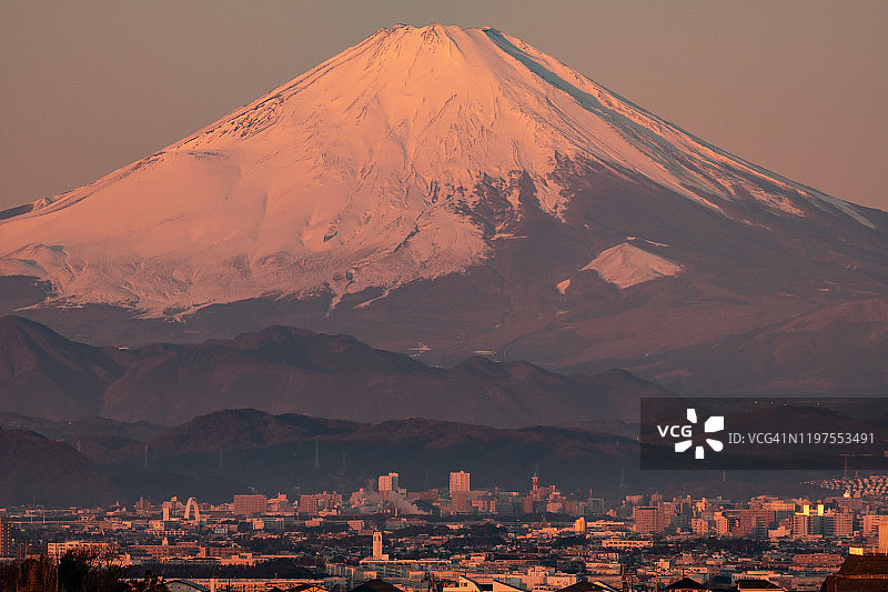 日本神奈川县的雪山富士山和住宅区图片素材