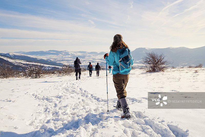 徒步者在雪山上行走图片素材