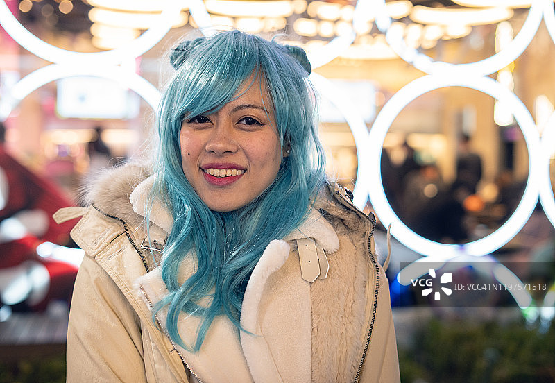 年轻女人在夜晚的肖像图片素材
