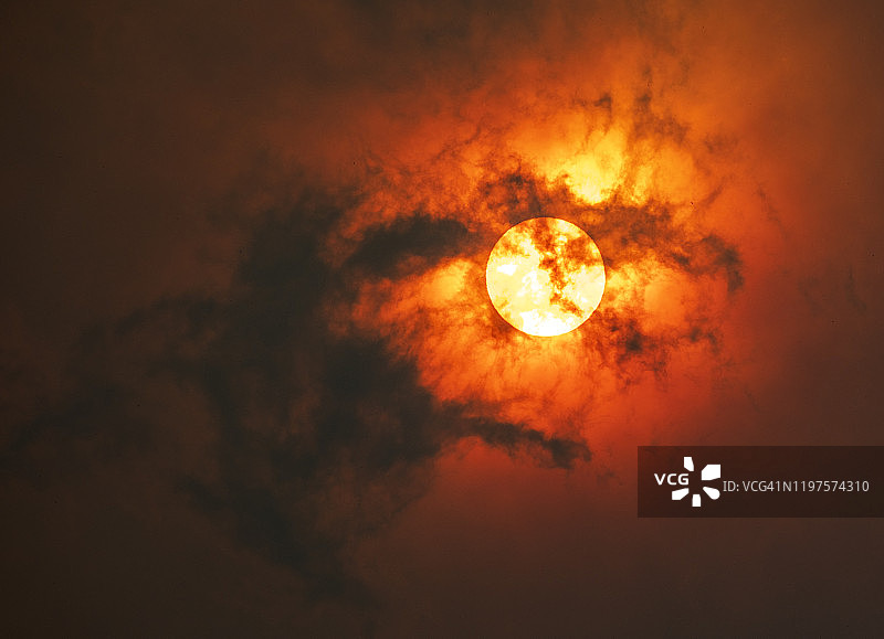 澳大利亚丛林大火的烟雾中透出的阳光，气候变化图片素材