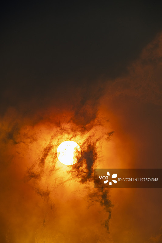 澳大利亚丛林大火的烟雾中透出的阳光，气候变化图片素材