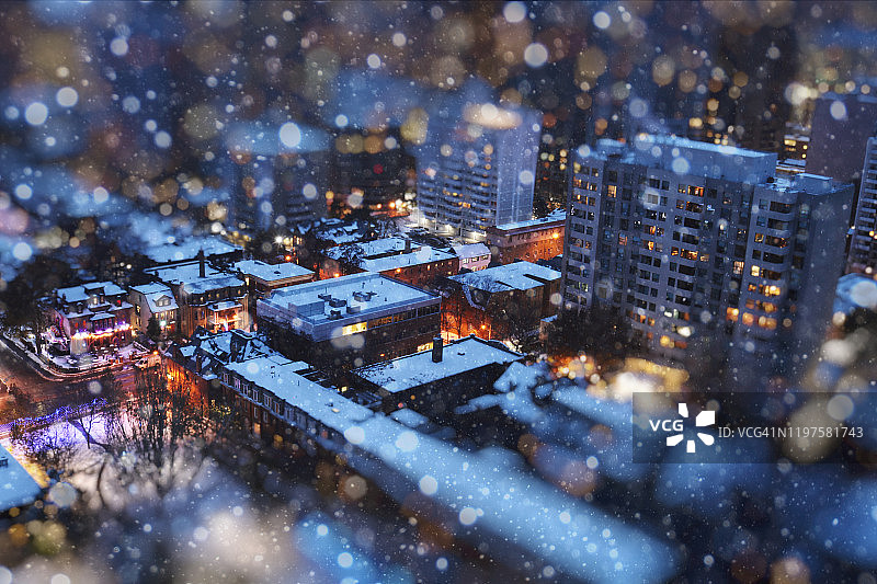 微型城市的神奇水晶球：蓝色时刻图片素材