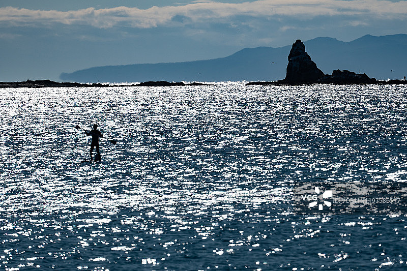 日本神奈川县的岩石岛屿图片素材