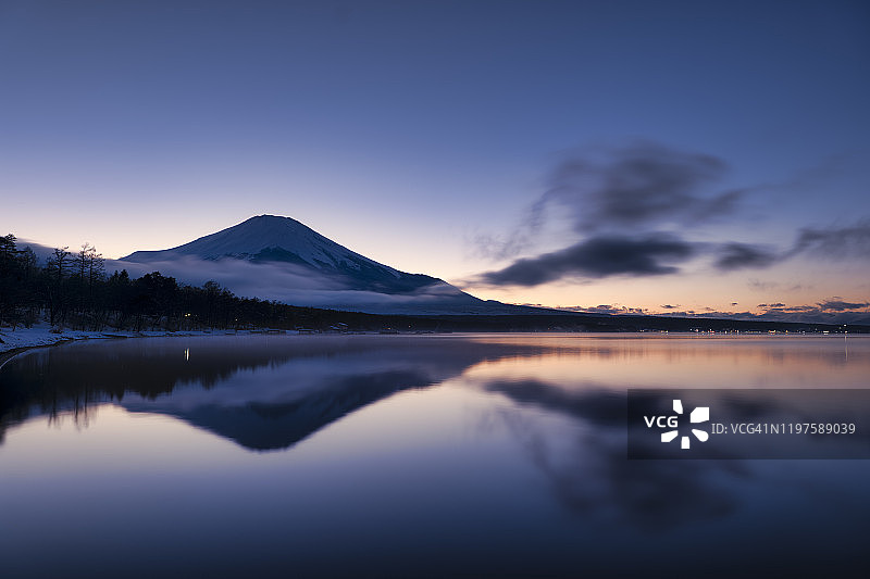黄昏时分山中湖的富士山倒影图片素材