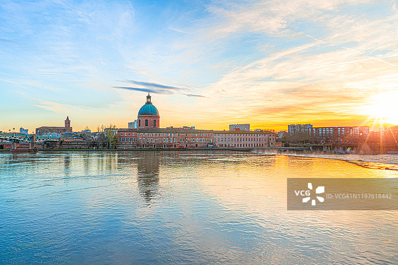 法国图卢兹的加龙河和德拉格拉夫穹顶图片素材