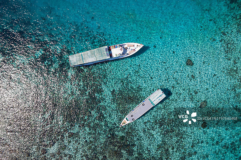 海洋中的船只航拍图片素材