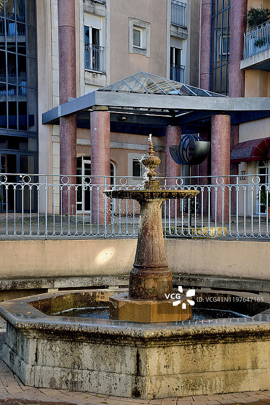 索格河畔利勒，库尔斯·勒内·夏尔的老喷泉图片素材