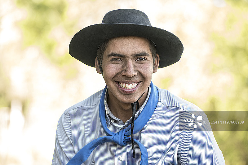 微笑的穿着传统服装的少年高乔人图片素材