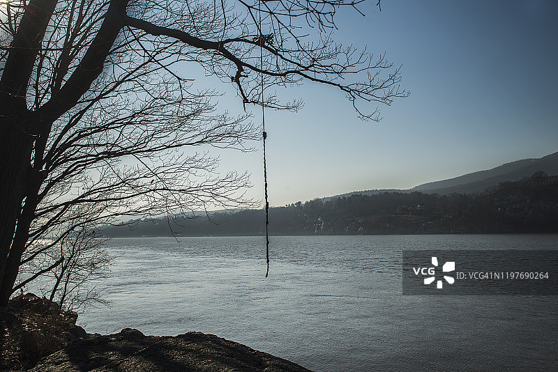 纽约州加里森的哈德逊河上的绳索秋千图片素材