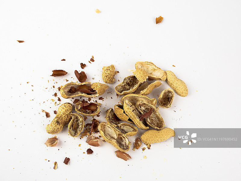 白色背景上的一堆花生壳图片素材