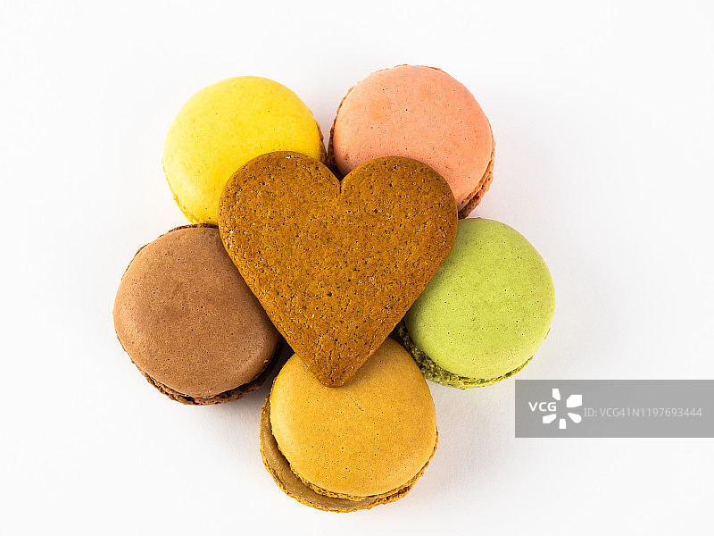 白色背景上的马卡龙和心形姜饼图片素材