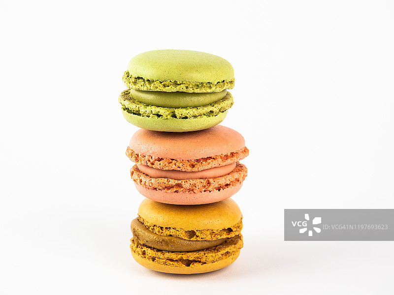 白色背景下的三个马卡龙图片素材