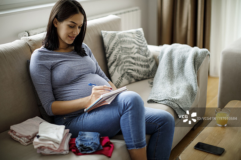 孕妇做笔记图片素材