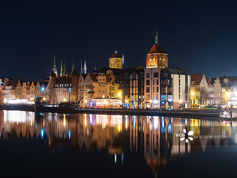 波兰格但斯克莫特拉瓦河沿岸老城夜景图片素材
