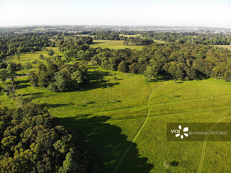 爱尔兰都柏林凤凰公园无人机航拍视角图片素材