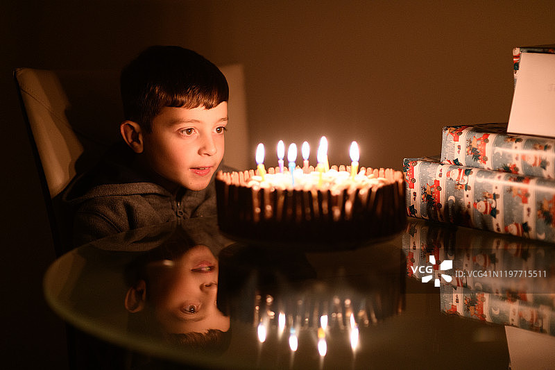 男孩和生日蛋糕图片素材