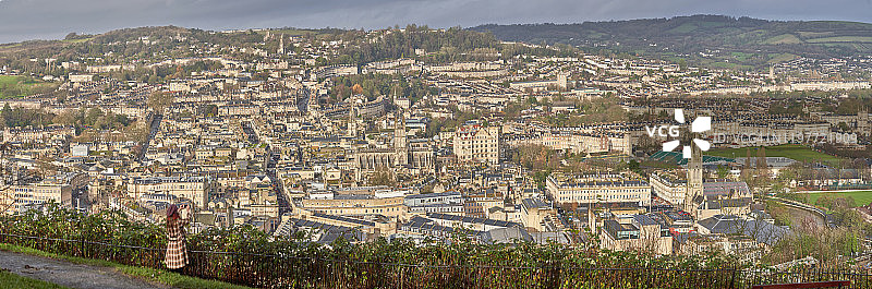 一名女子拍摄巴斯市的全景图片素材
