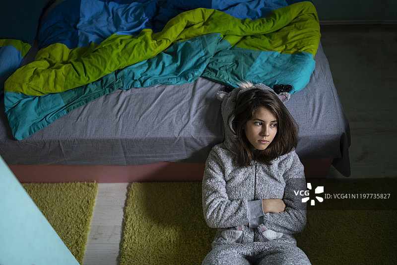 坐在地板上情绪低落的年轻女孩图片素材