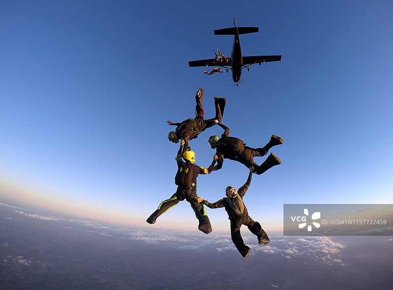 日落时分的跳伞团队图片素材