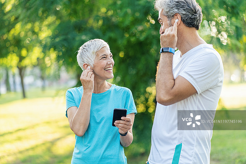 老年夫妇使用运动科技产品图片素材