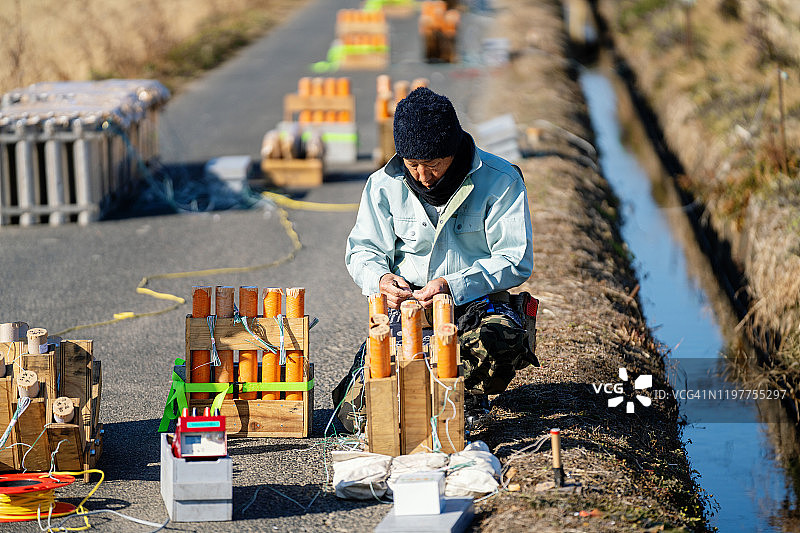 准备烟花的年长男人，为庆祝活动或节日做准备图片素材