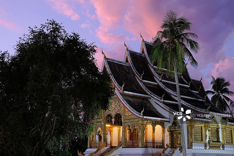 老挝琅勃拉邦的迈佛塔寺日落景色图片素材
