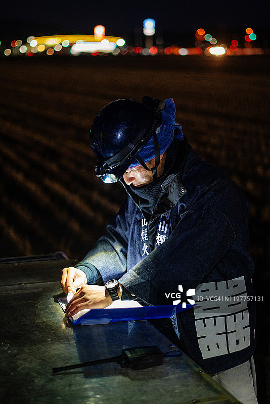 中年男人查看文件，准备庆祝烟花表演图片素材