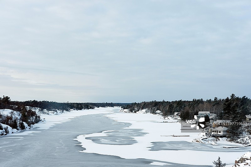 冬季的河滨房屋图片素材