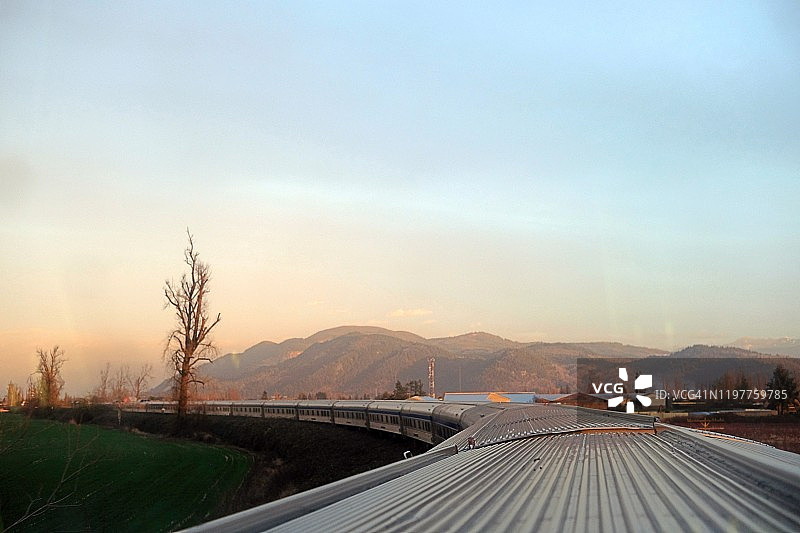 日落时分的火车头图片素材