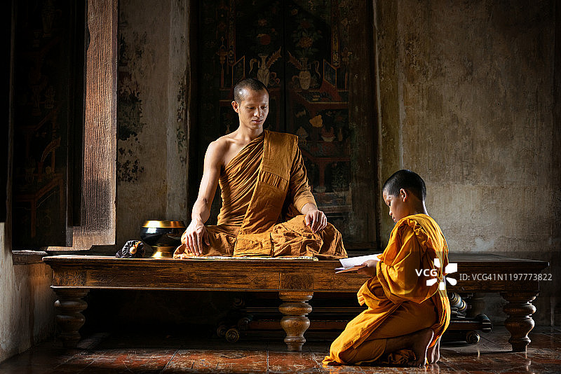 僧侣在佛教中向新手讲授经文图片素材