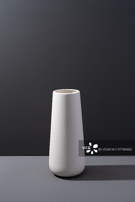 白色瓷质空花瓶图片素材