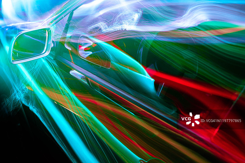 夜间汽车外形的彩色流线光轨图片素材