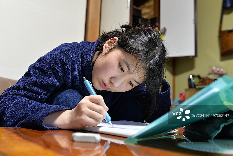 在家学习的女生图片素材