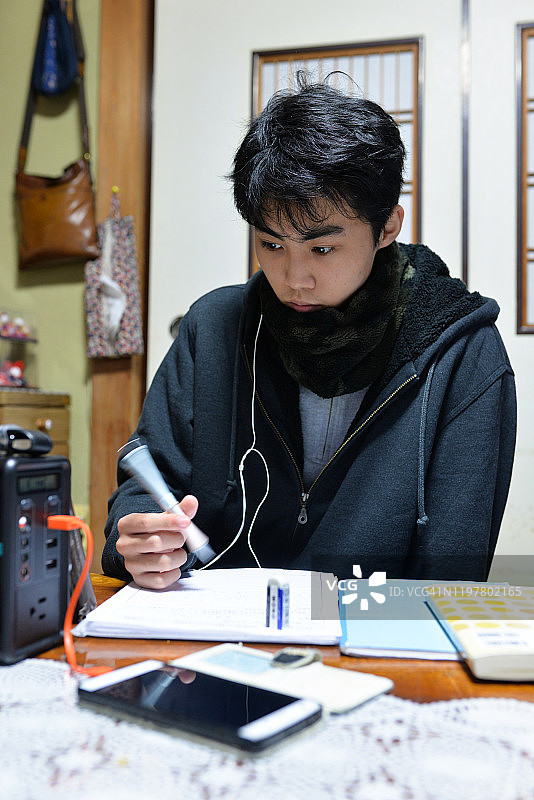 在家学习的男孩图片素材