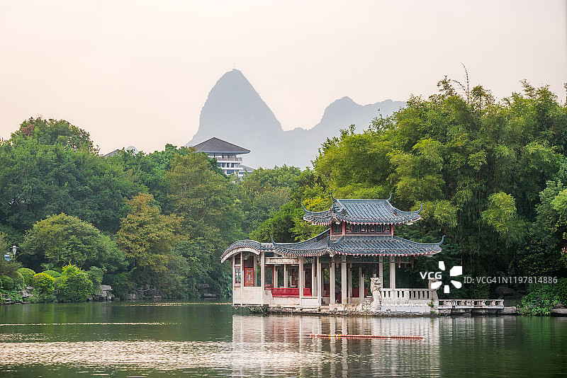 荣湖上的白色中式凉亭图片素材