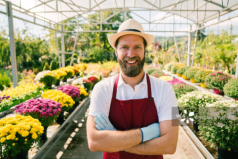 花园中心自信的花艺师肖像图片素材