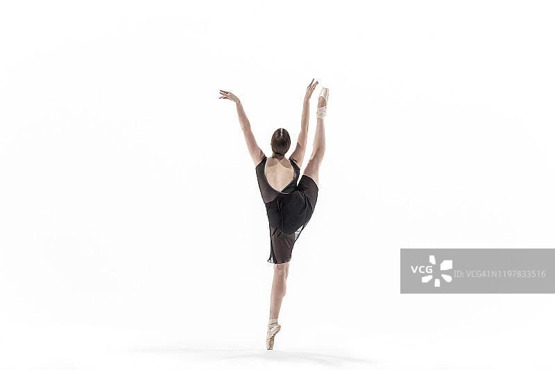 白色工作室里的芭蕾舞图片素材