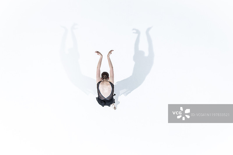 白色工作室里的芭蕾舞图片素材