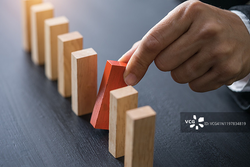 多米诺骨牌：商业风险、策略与规划概念图片素材