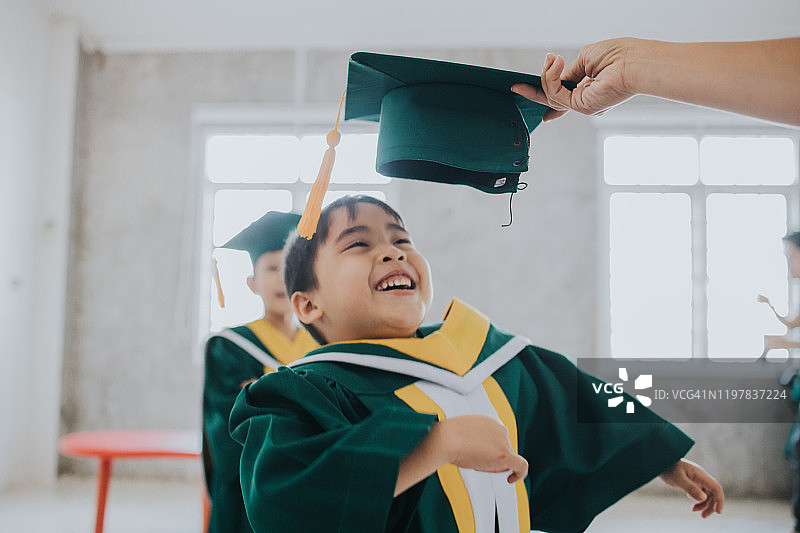 快乐的泰国小学生毕业照图片素材