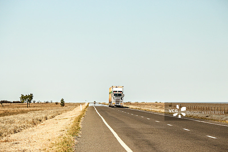 公路列车行驶在澳大利亚内陆高速公路上图片素材