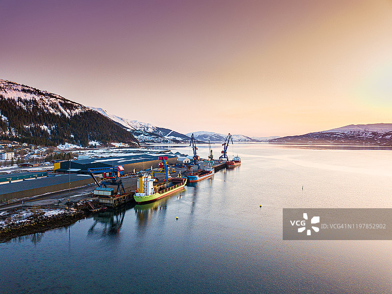 港口中的集装箱船图片素材