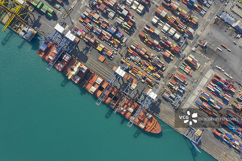 集装箱船在进出口业务和物流。用起重机将货物运到港口。国际水路运输。鸟瞰图和俯视图。图片素材