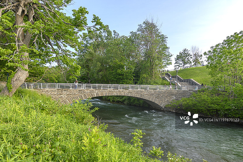 水流上的拱桥图片素材