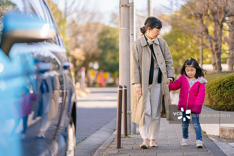 职场妈妈送女儿上学图片素材