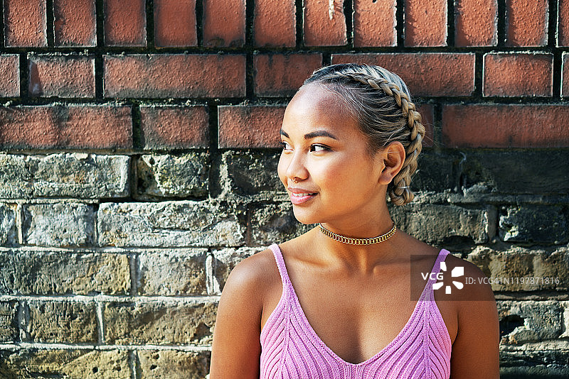 看向镜头外的女人图片素材